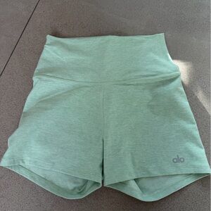 ALO Yoga honey dew shorts